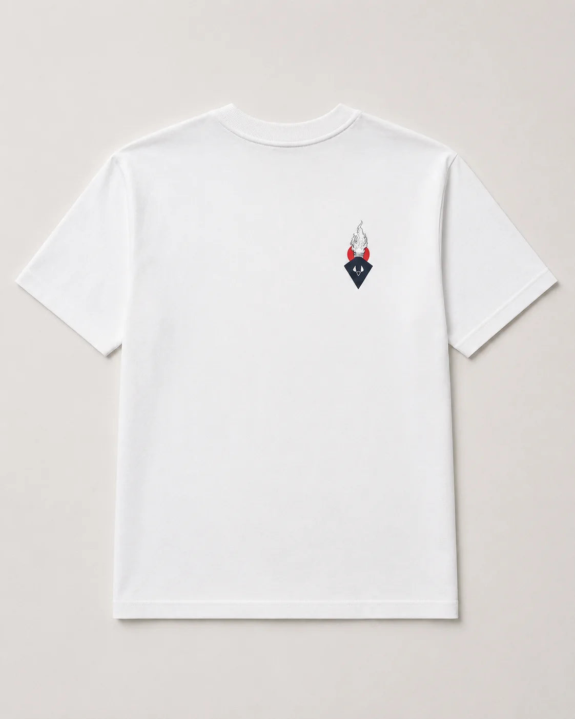 Vista complementaria de remera blanca Alta Orden con emblema en el pecho