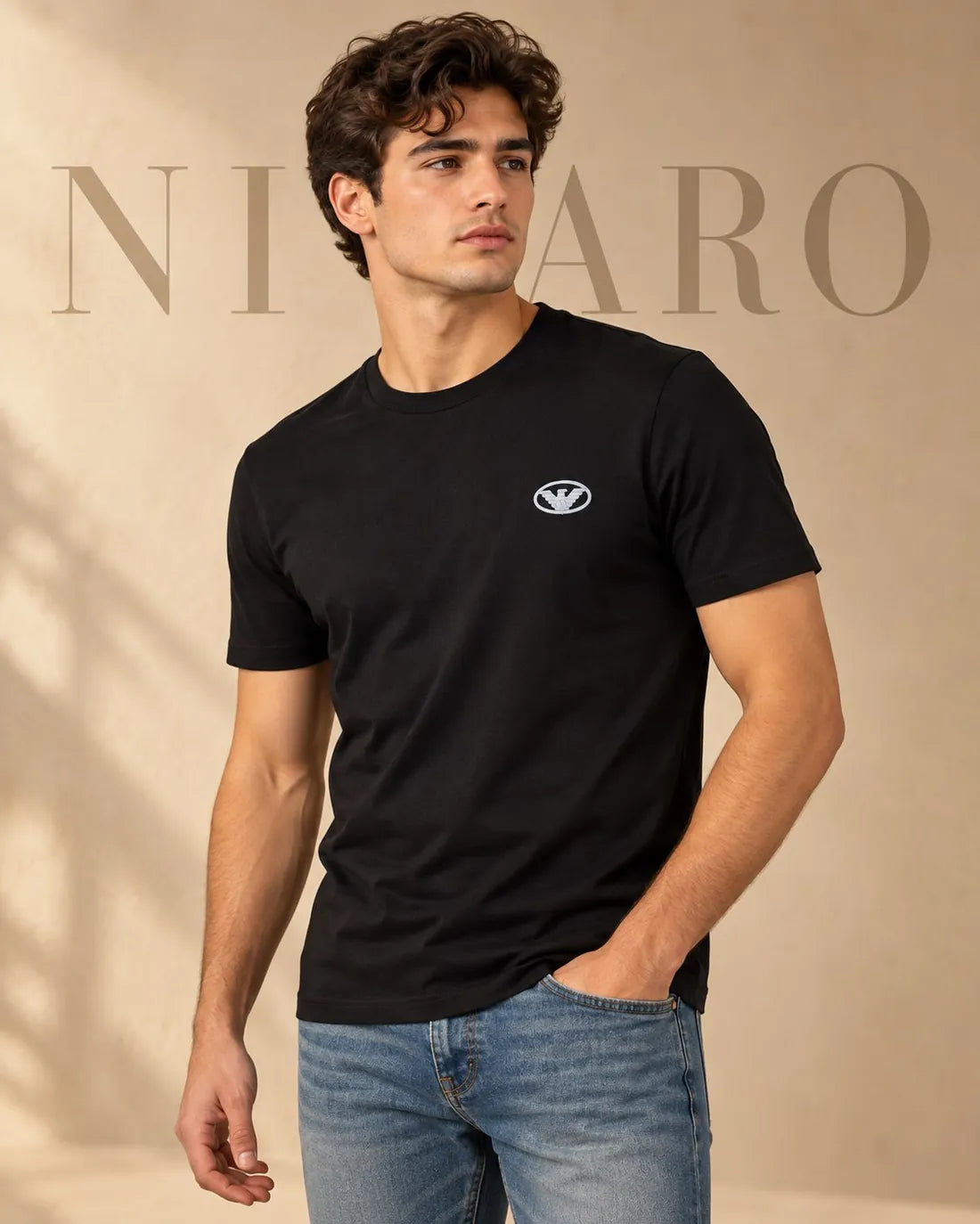 Modelo con remera premium negra