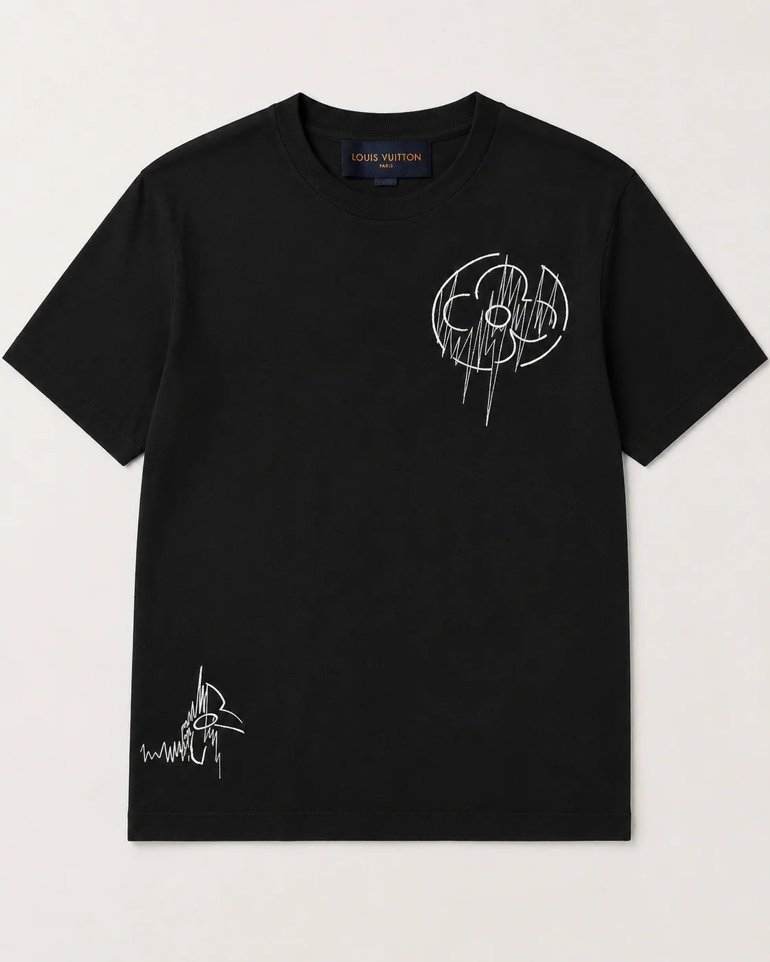 Remera negra Louis Vuitton con gráfica bordada